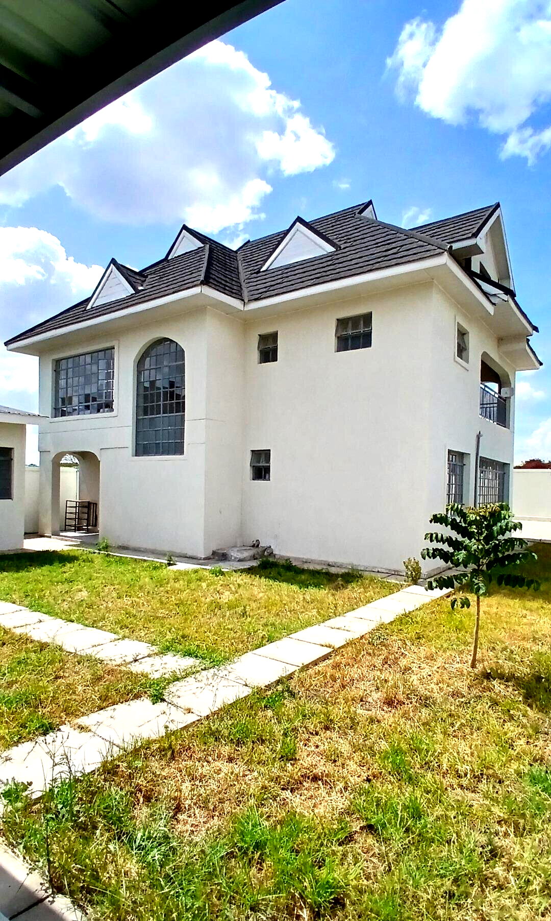 5-Bed Townhouse with DSQ & Ready Title - Kitengela Gated Court