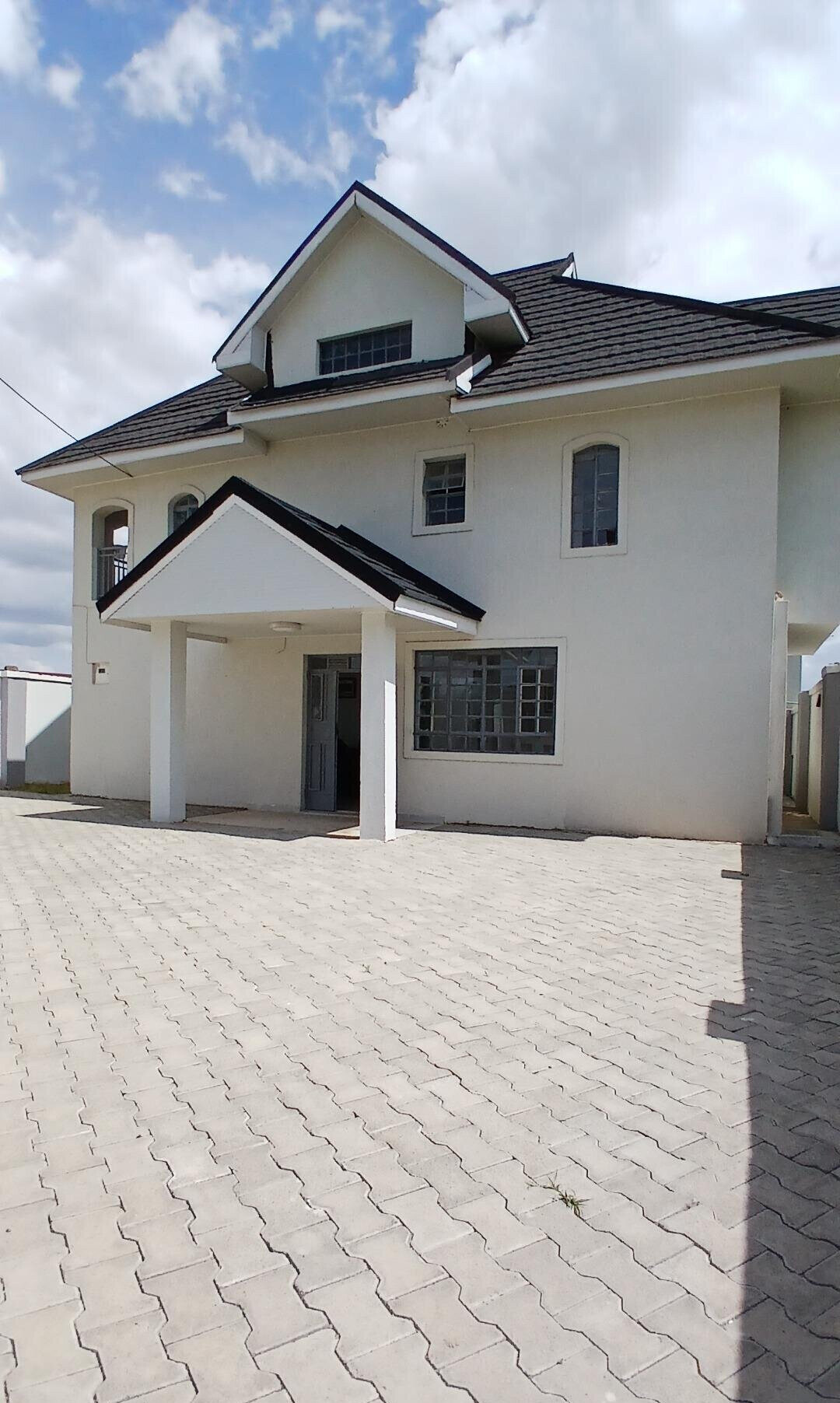 5-Bed Townhouse with DSQ & Ready Title - Kitengela Gated Court