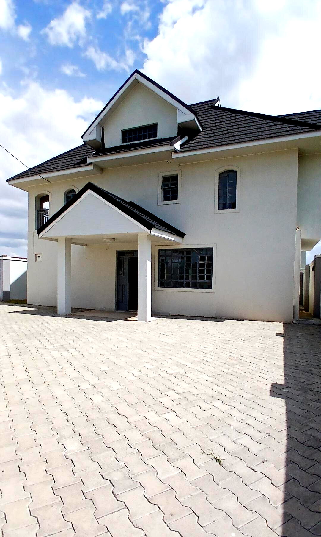 5-Bed Townhouse with DSQ & Ready Title - Kitengela Gated Court