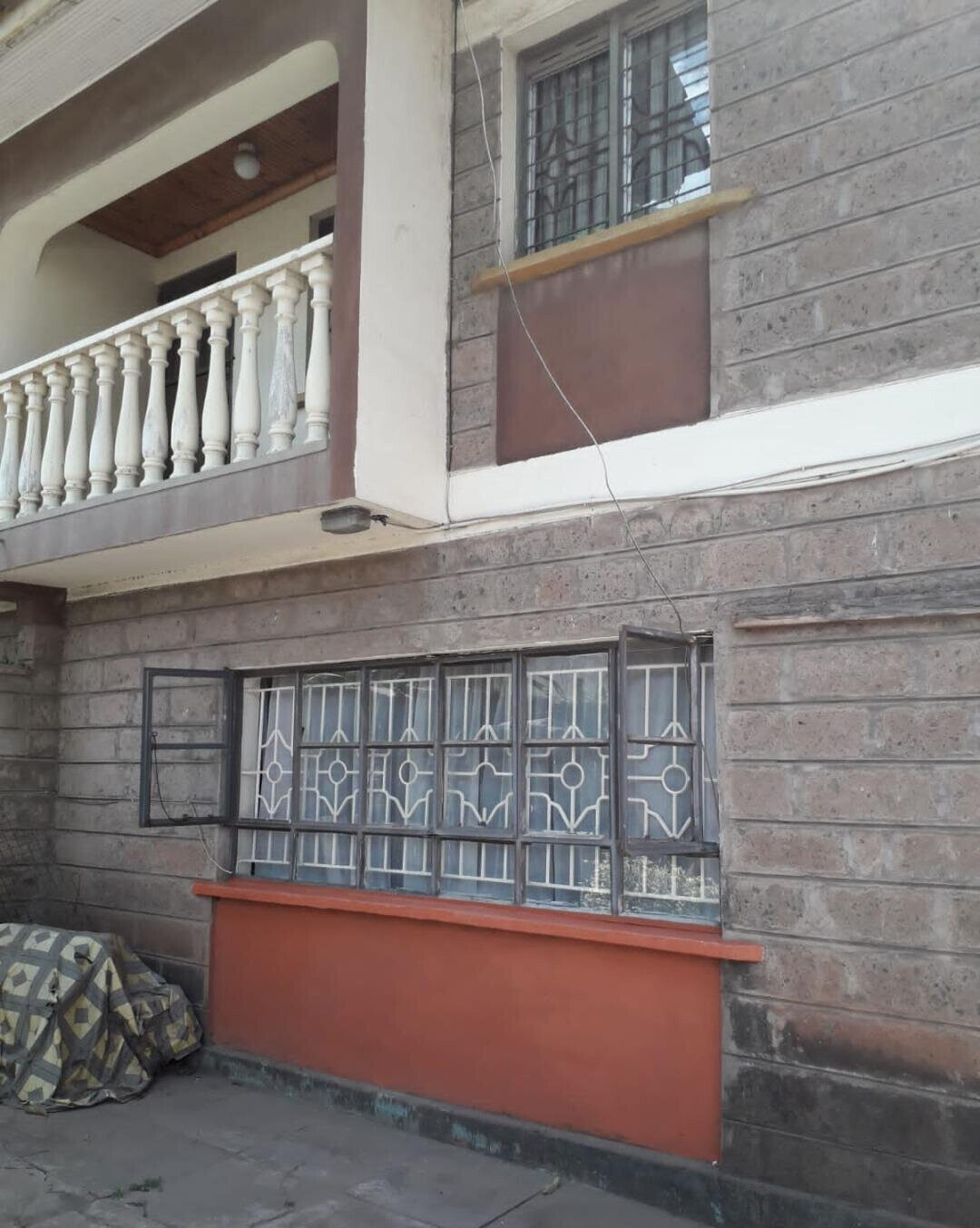 4BR Maisonette with 3 Shops on Tarmac - Donholm