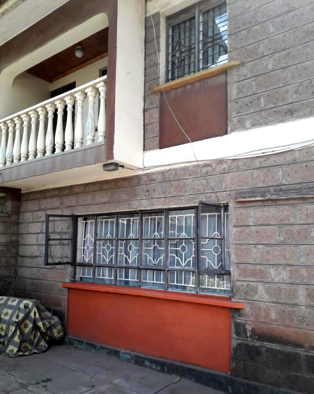 4BR Maisonette with 3 Shops on Tarmac - Donholm