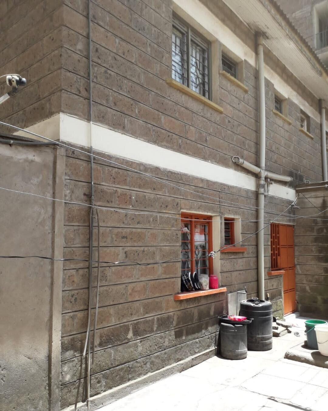 4BR Maisonette with 3 Shops on Tarmac - Donholm