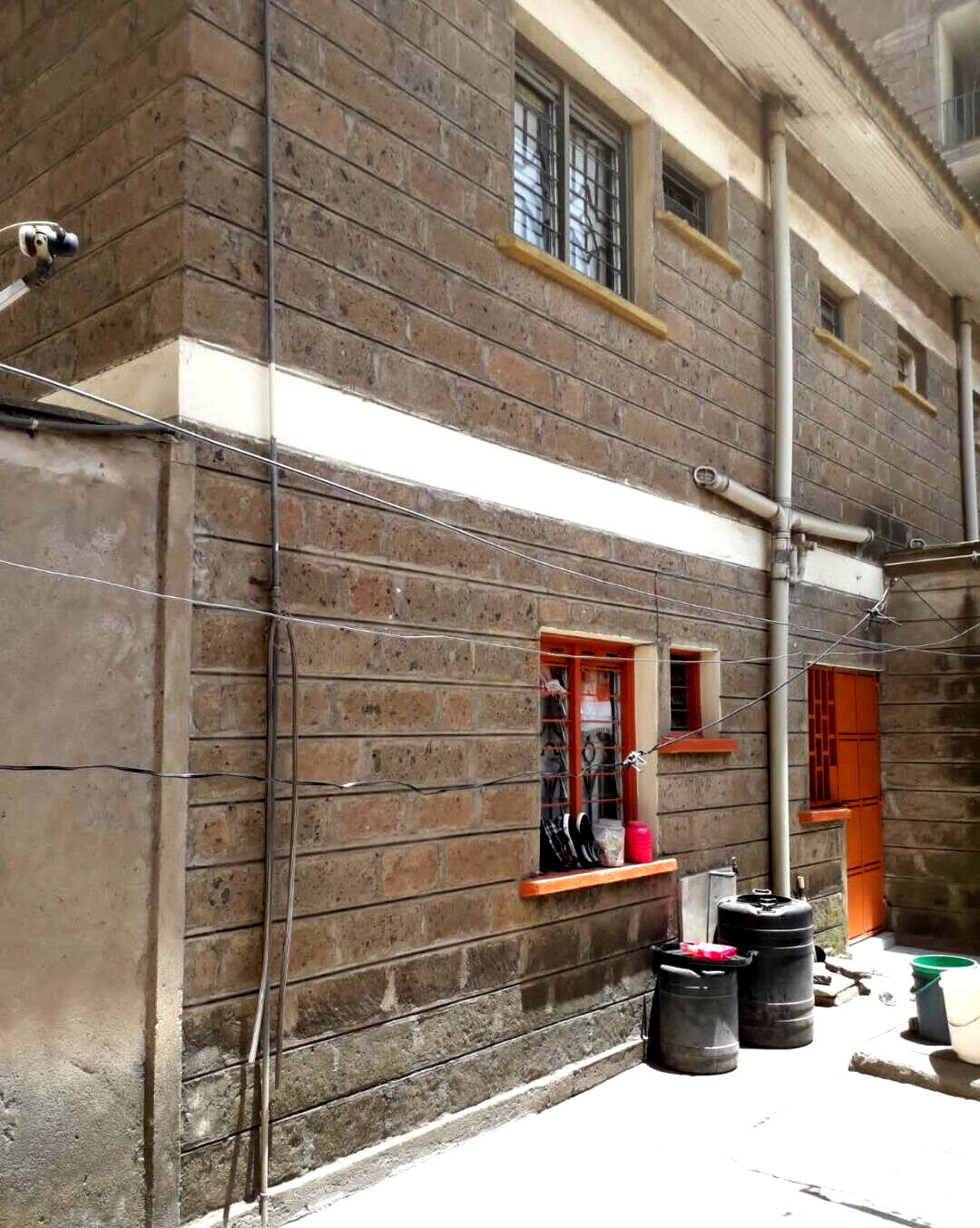 4BR Maisonette with 3 Shops on Tarmac - Donholm