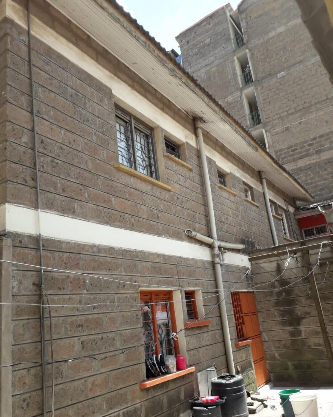 4BR Maisonette with 3 Shops on Tarmac - Donholm