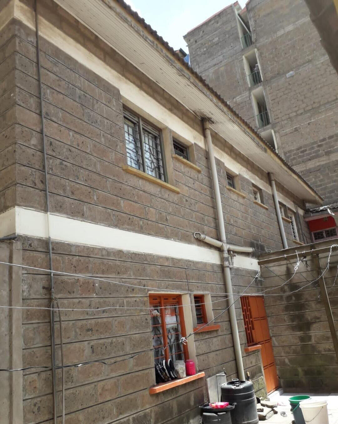 4BR Maisonette with 3 Shops on Tarmac - Donholm