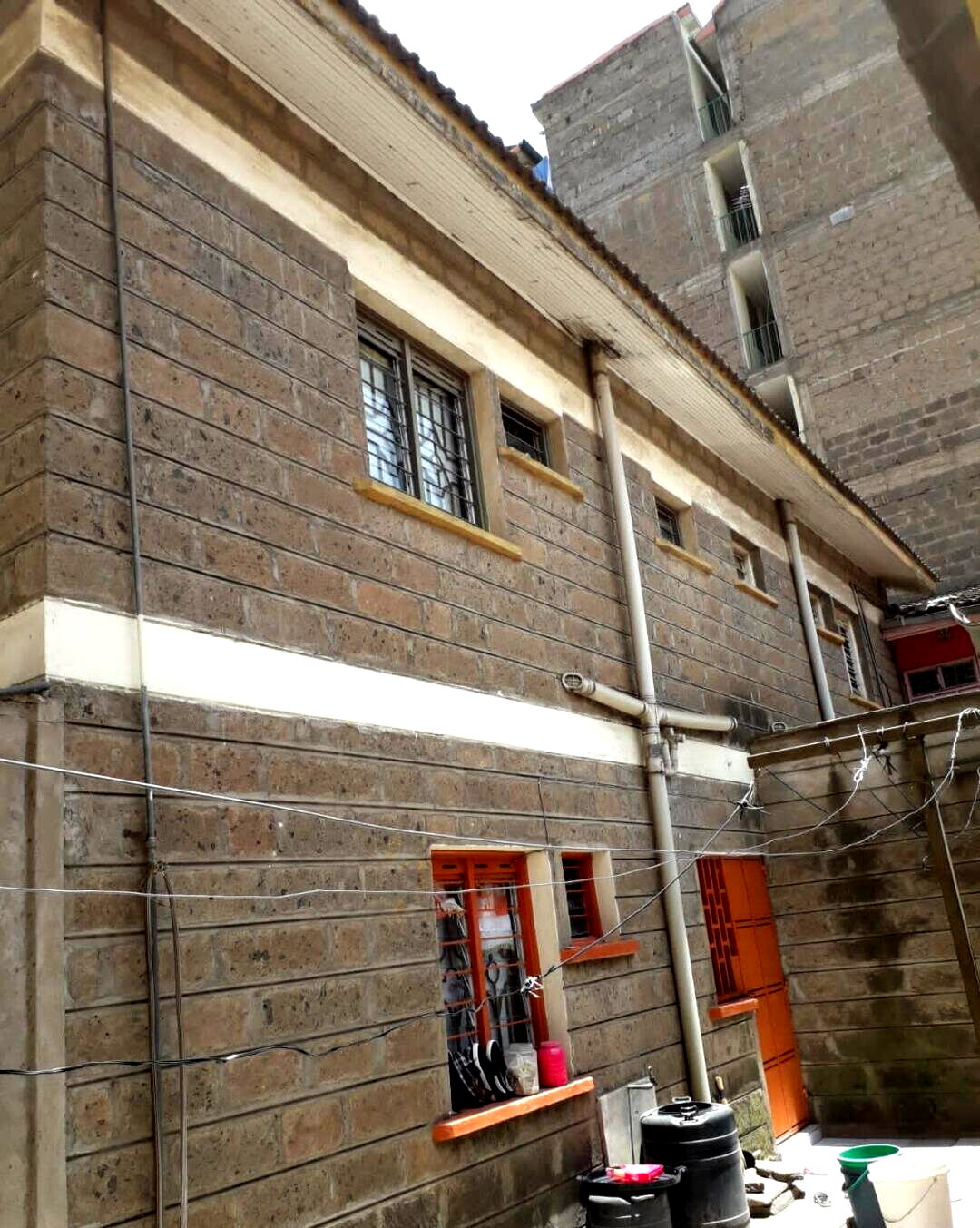 4BR Maisonette with 3 Shops on Tarmac - Donholm