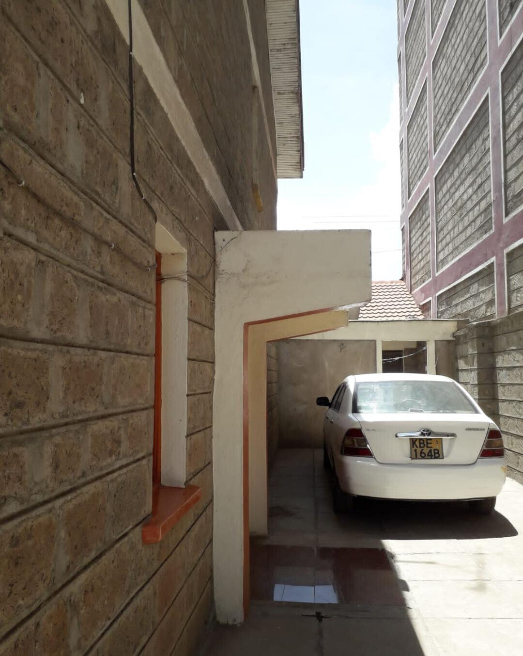 4BR Maisonette with 3 Shops on Tarmac - Donholm