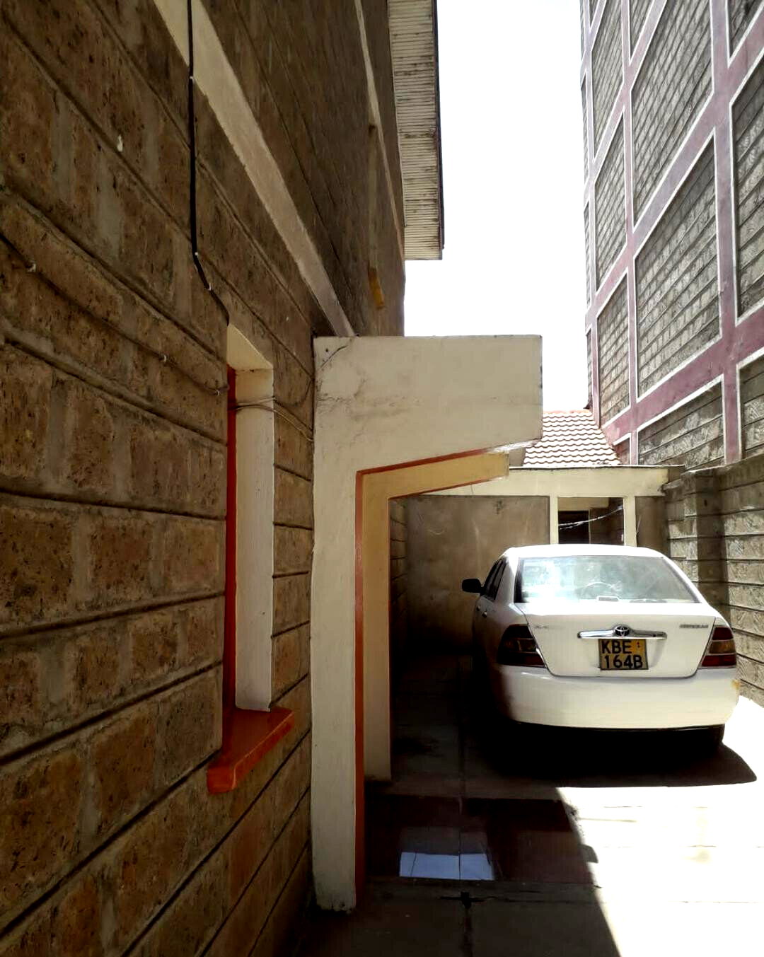 4BR Maisonette with 3 Shops on Tarmac - Donholm