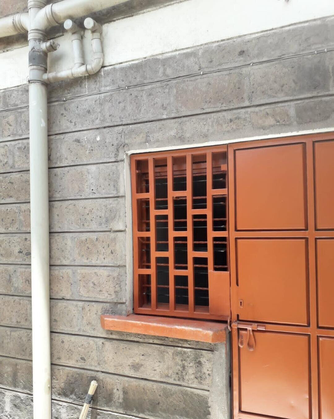 4BR Maisonette with 3 Shops on Tarmac - Donholm