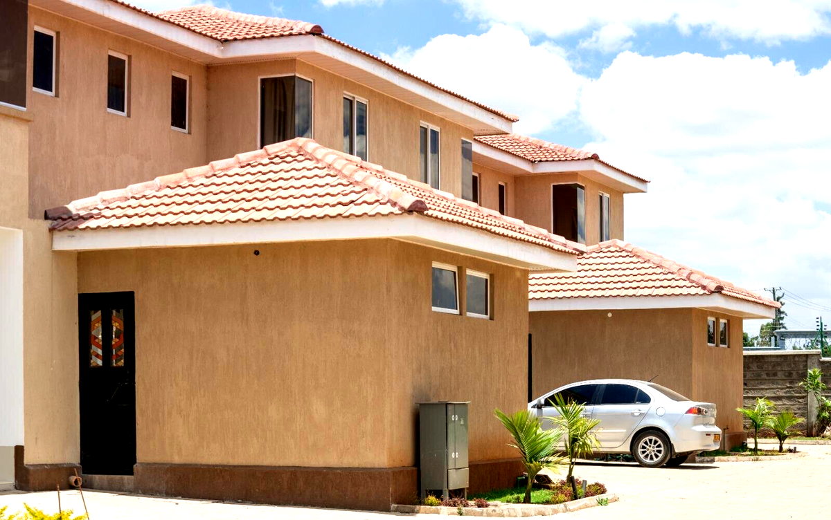 4BR Townhouse with DSQ, Pool & Gym - Gated Rongai