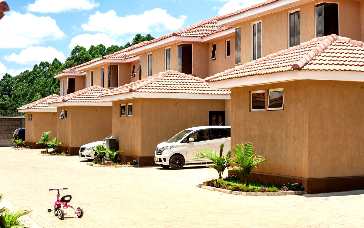 4BR Townhouse with DSQ, Pool & Gym - Gated Rongai