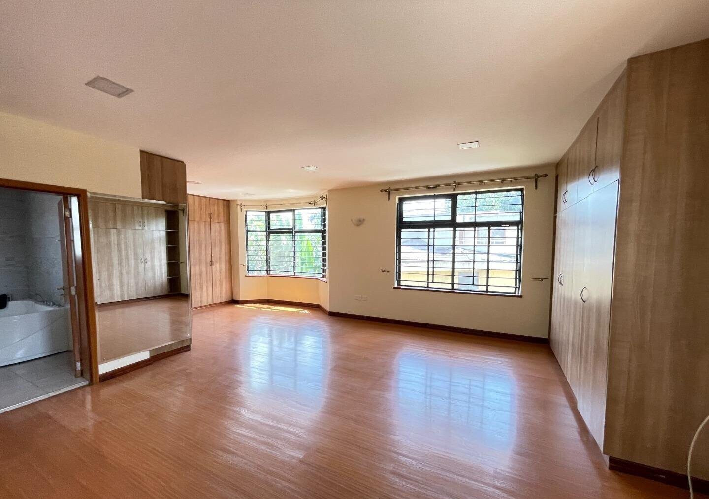 6-Ensuite Townhouse with Private Garden & DSQ - Lavington