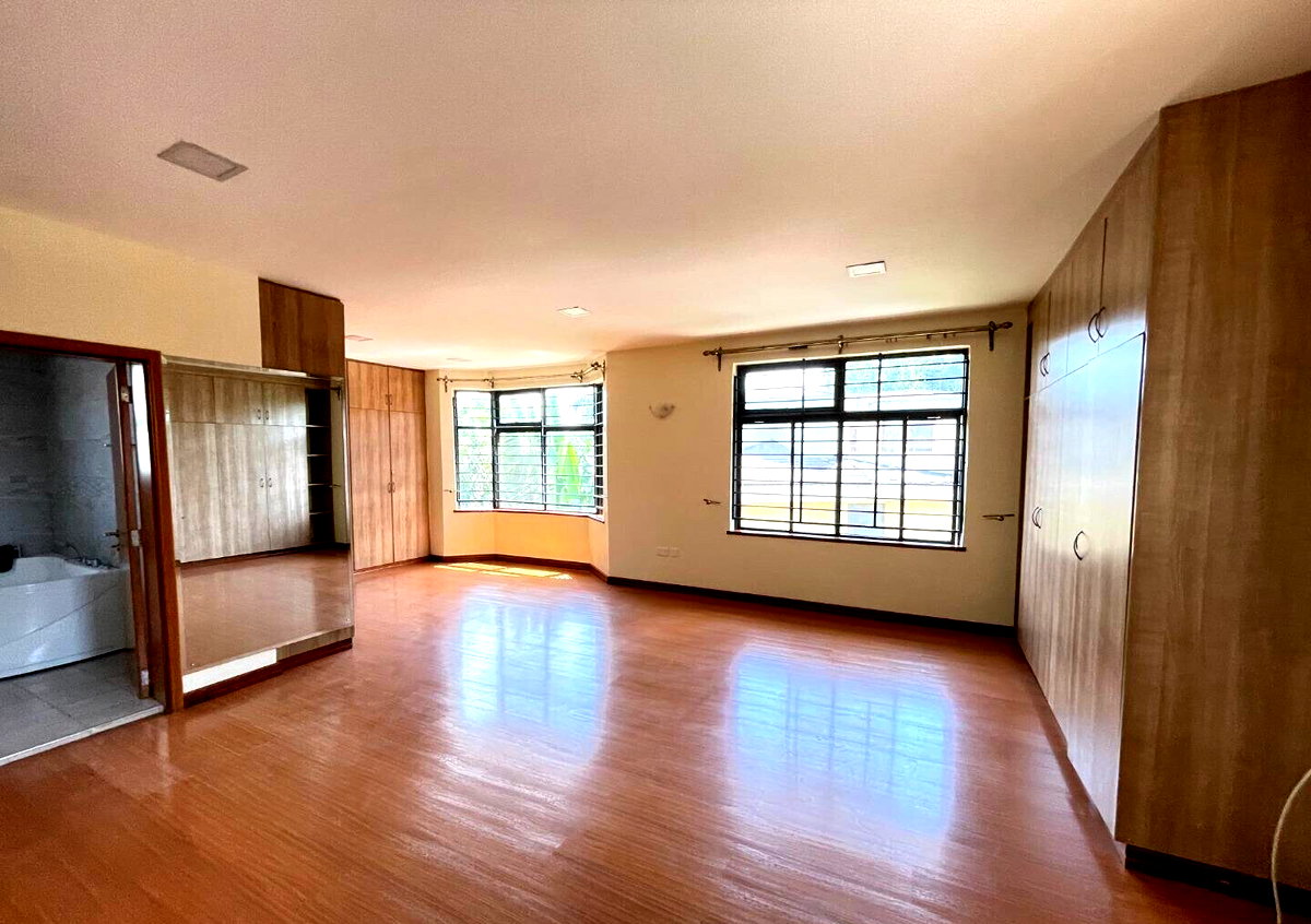 6-Ensuite Townhouse with Private Garden & DSQ - Lavington