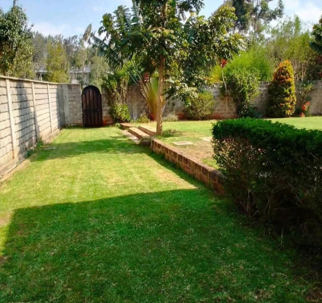 Spacious Townhouse on Full Acre with Fireplace – Karen