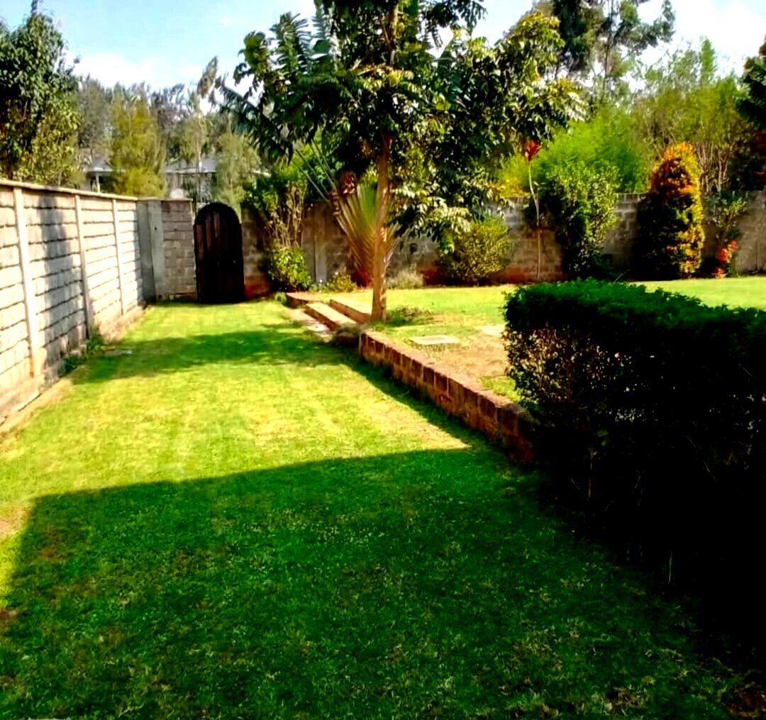Spacious Townhouse on Full Acre with Fireplace – Karen