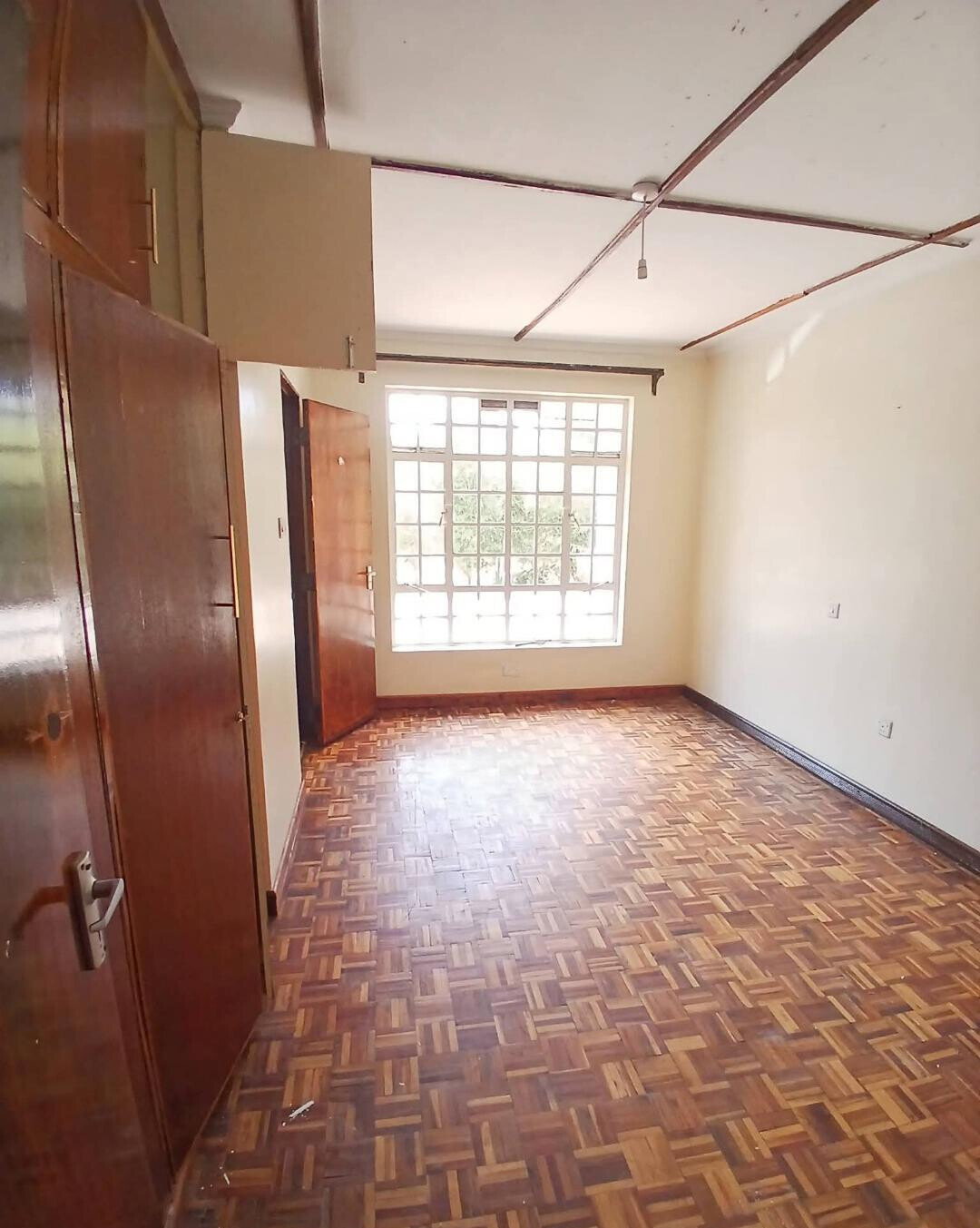 Spacious Townhouse on Full Acre with Fireplace – Karen