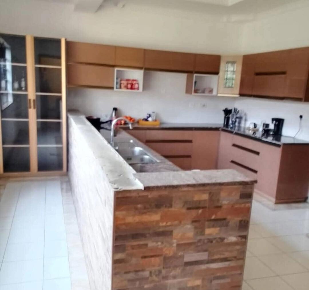 Spacious Townhouse on Full Acre with Fireplace – Karen