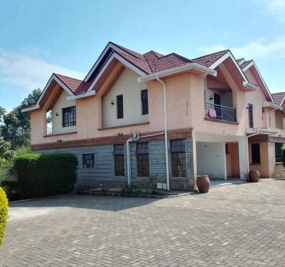 Spacious Townhouse on Full Acre with Fireplace – Karen