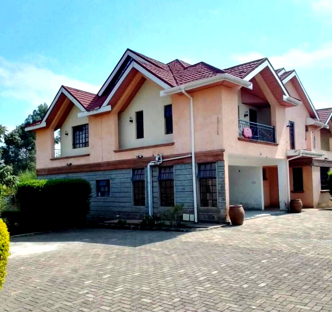 Spacious Townhouse on Full Acre with Fireplace – Karen