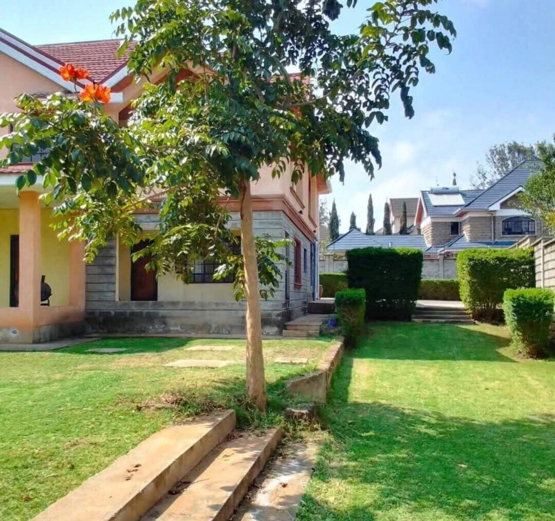 Spacious Townhouse on Full Acre with Fireplace – Karen