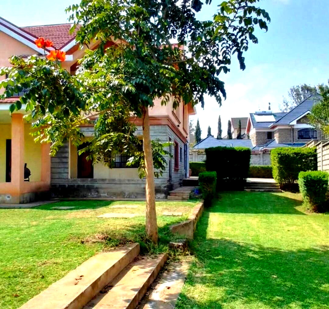 Spacious Townhouse on Full Acre with Fireplace – Karen