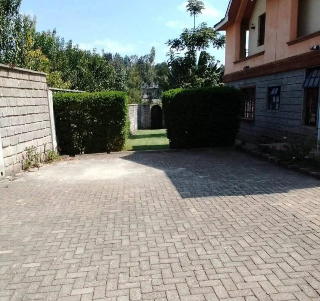 Spacious Townhouse on Full Acre with Fireplace – Karen