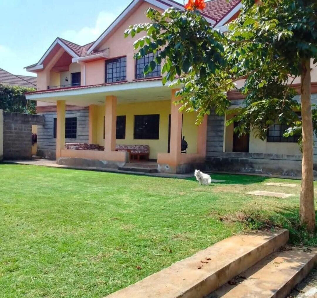 Spacious Townhouse on Full Acre with Fireplace – Karen