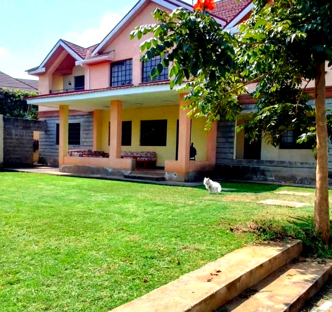 Spacious Townhouse on Full Acre with Fireplace – Karen