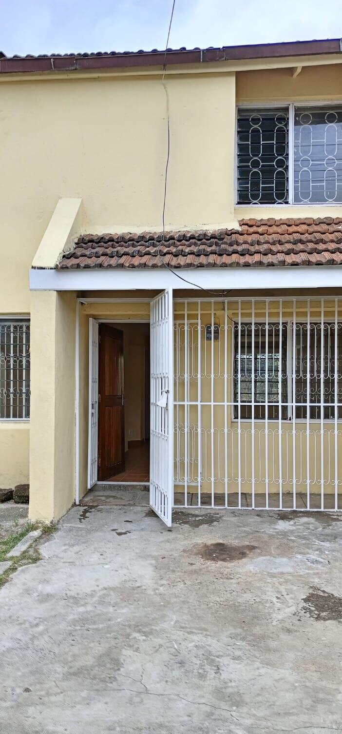 4BR Maisonette with DSQ & Private Garden - Donholm Greenfields