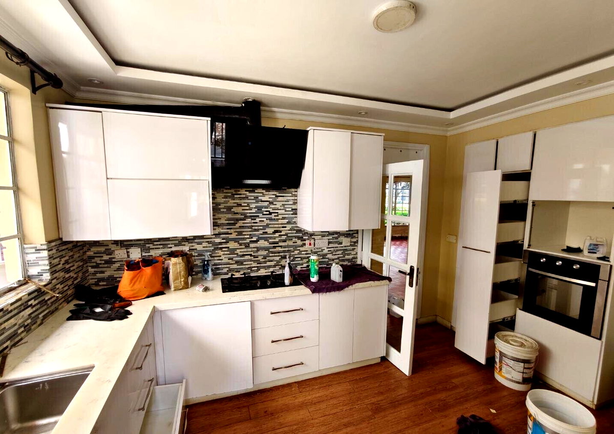 5-Ensuite Townhouse with Fireplace & DSQ - Lavington