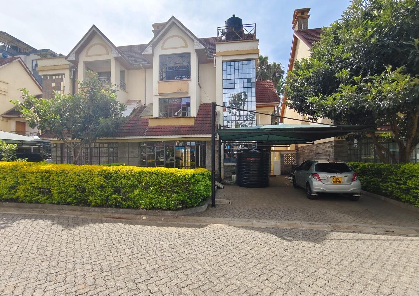 5-Ensuite Townhouse with Fireplace & DSQ - Lavington