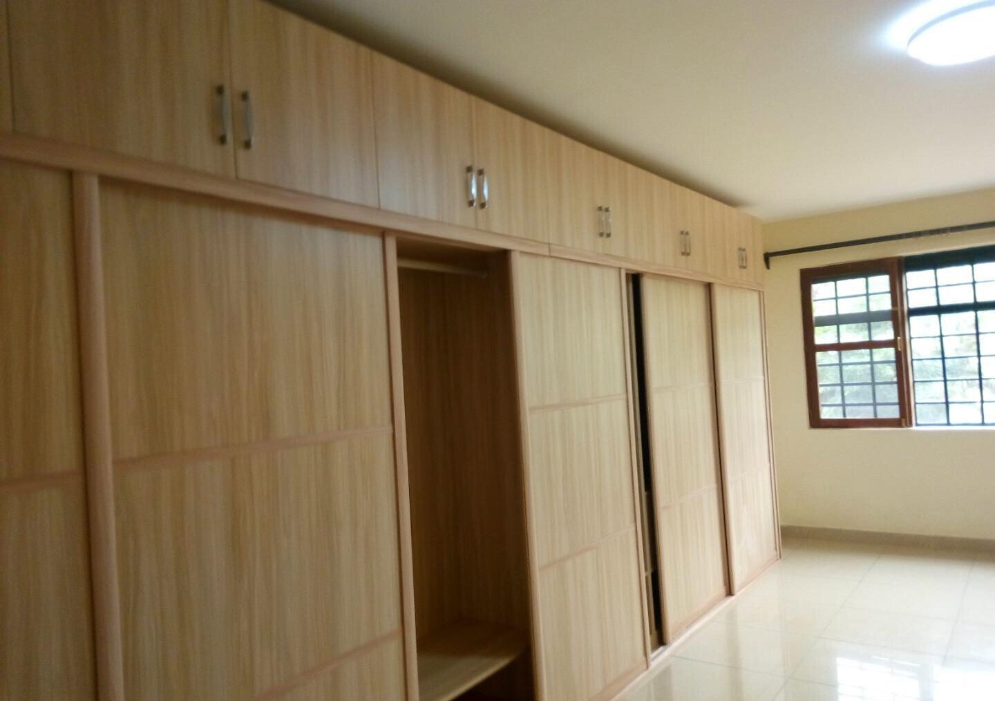 4BR All-Ensuite Townhouse with Jacuzzi & Fireplace - New Runda