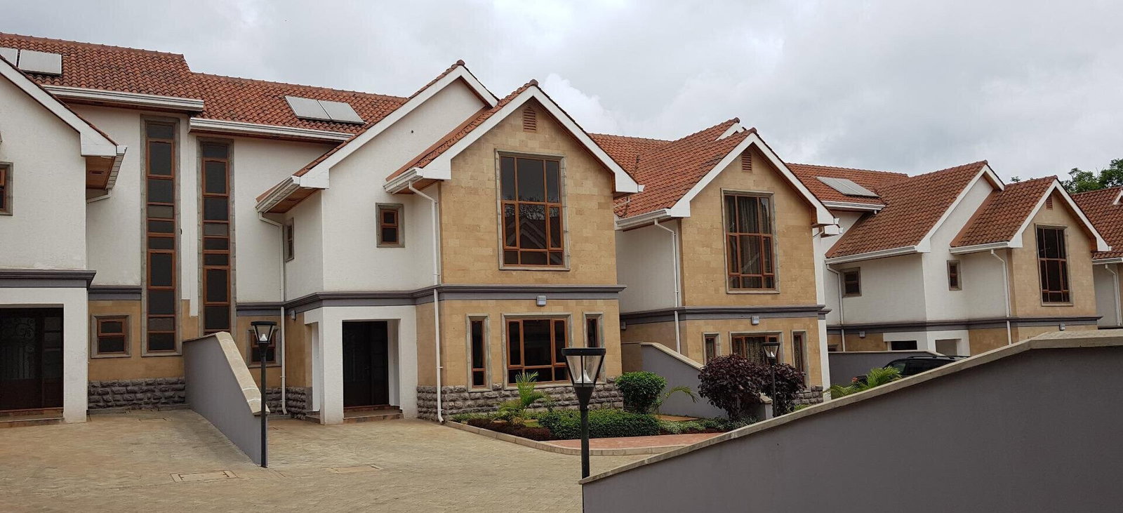 5-Ensuite Townhouse with Garden & DSQ Near Valley Arcade