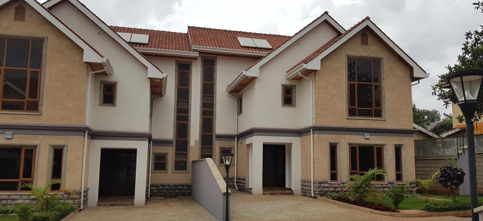 5-Ensuite Townhouse with Garden & DSQ Near Valley Arcade