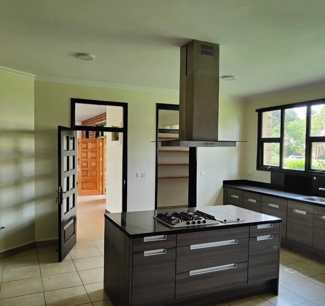 5-Ensuite Villa with Sunken Lounge & Man-Made Dam – Karen