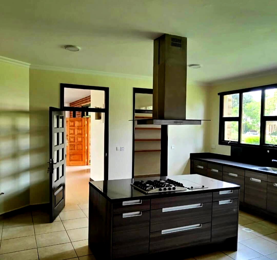 5-Ensuite Villa with Sunken Lounge & Man-Made Dam – Karen