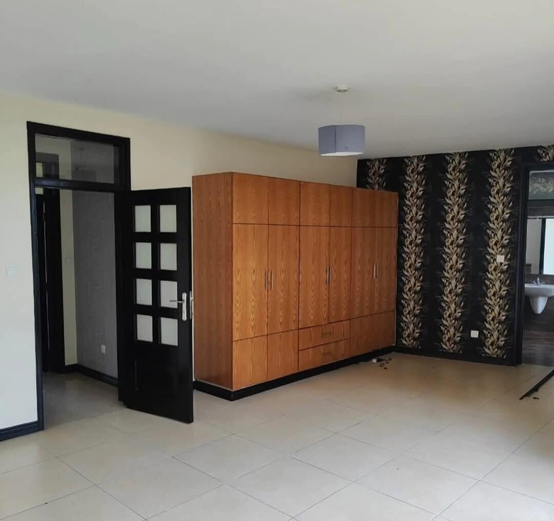 5-Ensuite Villa with Sunken Lounge & Man-Made Dam – Karen