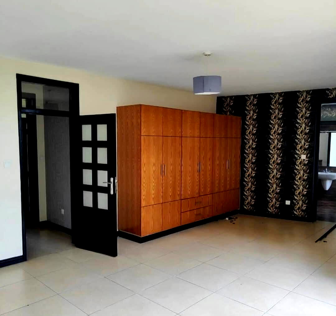 5-Ensuite Villa with Sunken Lounge & Man-Made Dam – Karen
