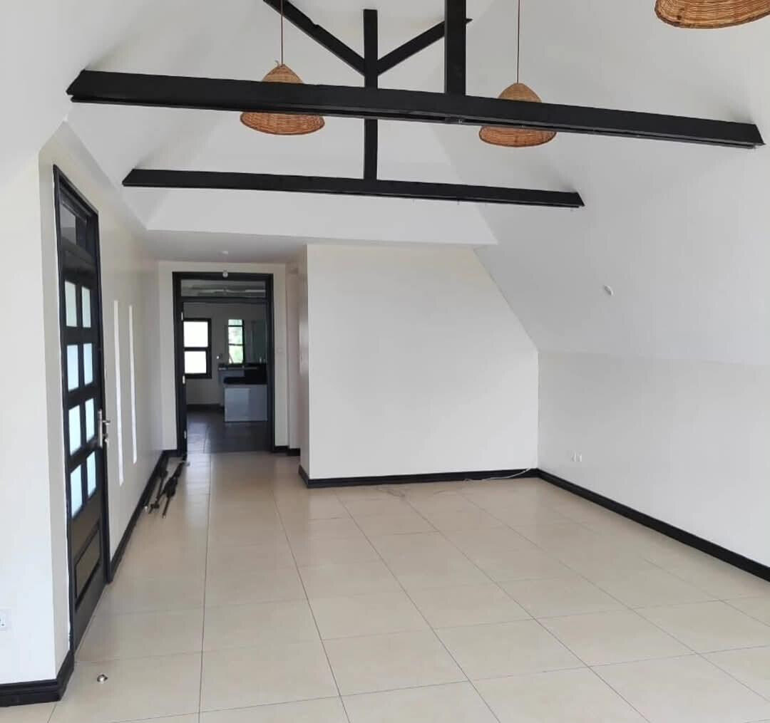 5-Ensuite Villa with Sunken Lounge & Man-Made Dam – Karen
