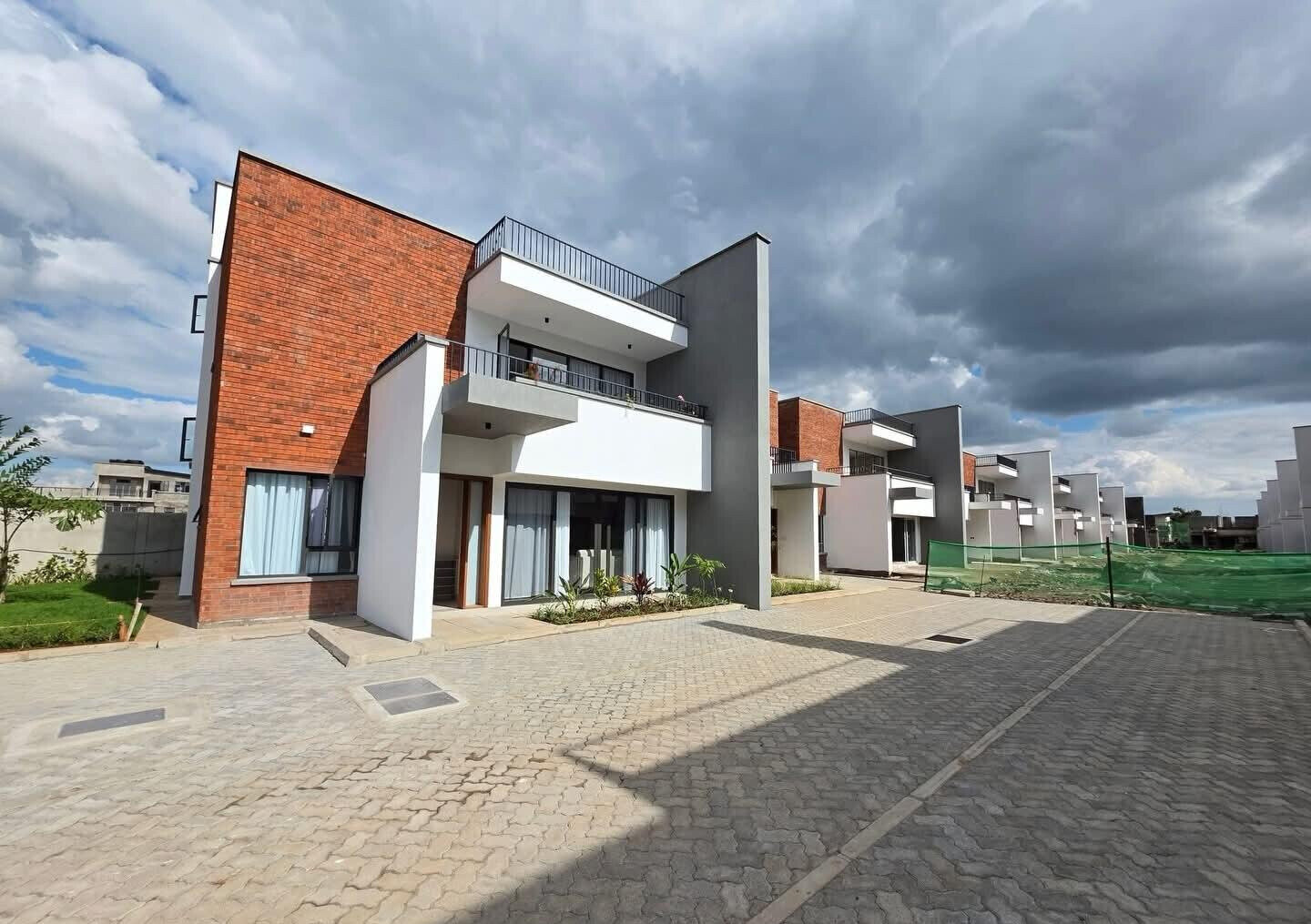 4BR Duplex & Triplex Townhouses with Rooftop Terrace – Langata