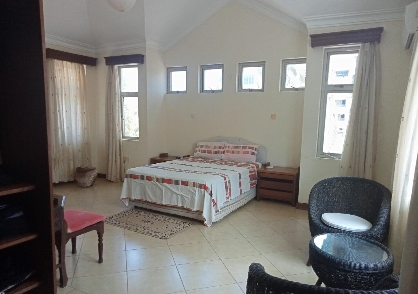 4BR Townhouse on Quarter Acre with Garden - Beach Road, Nyali