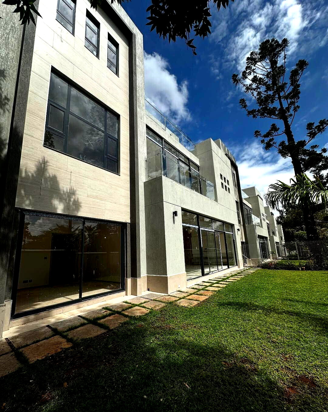 5-Ensuite Townhouse with DSQ & Private Garden - Lavington