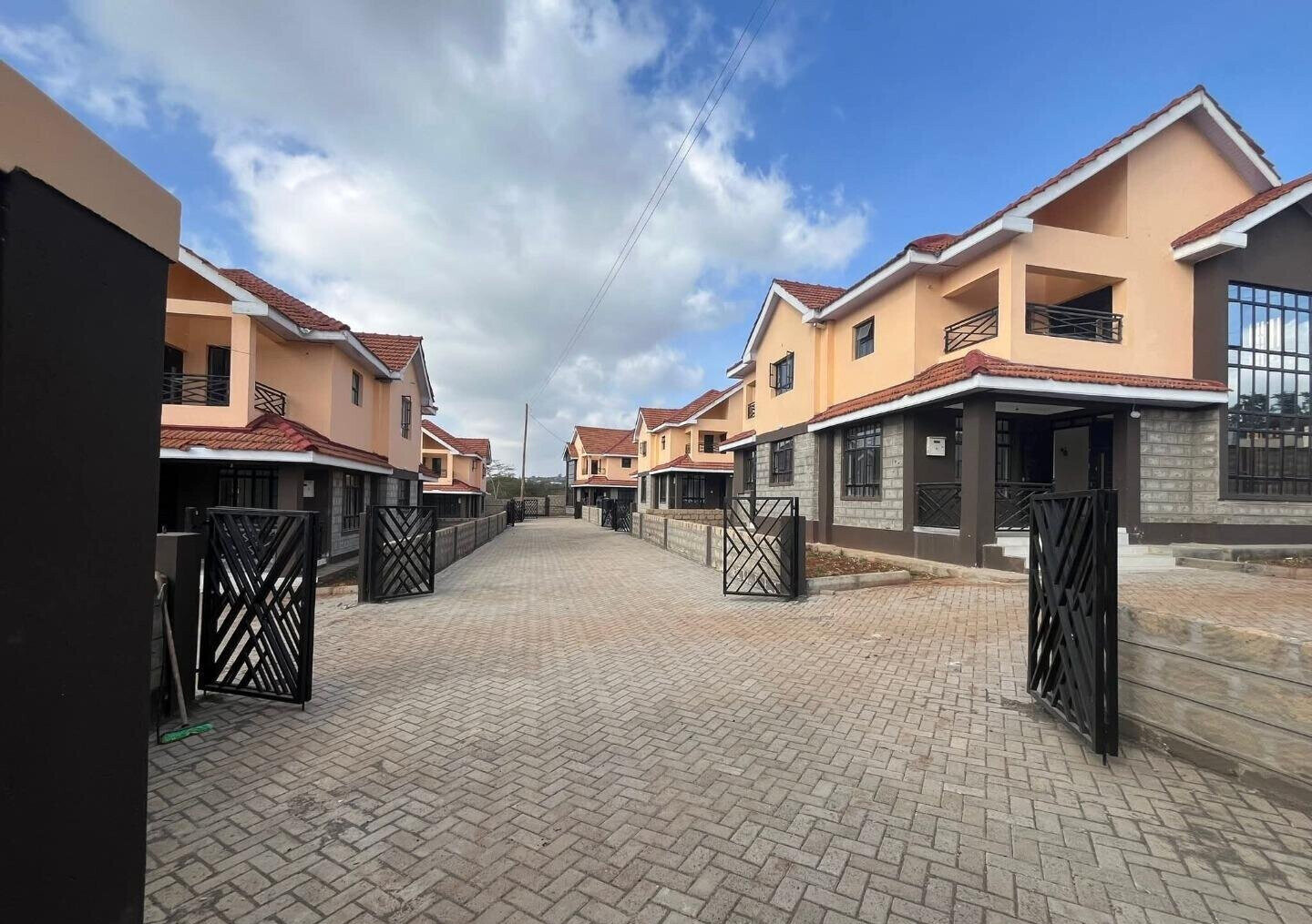 4BR All-Ensuite Townhouse in Secure Gated Community - Rimpa