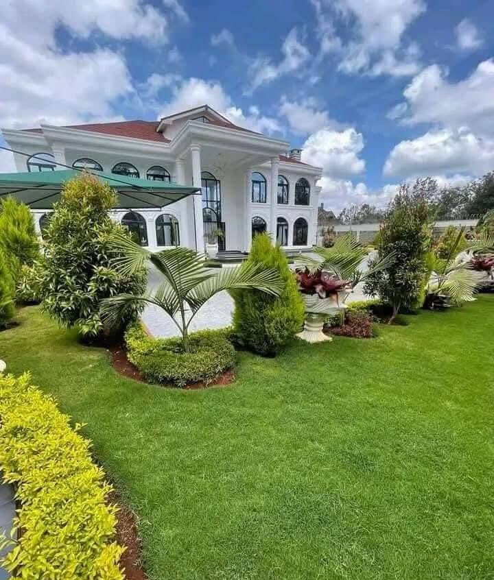 7-Ensuite Whitehouse Villa with Gym & Boardroom – Karen