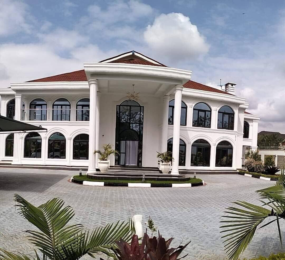7-Ensuite Whitehouse Villa with Gym & Boardroom – Karen