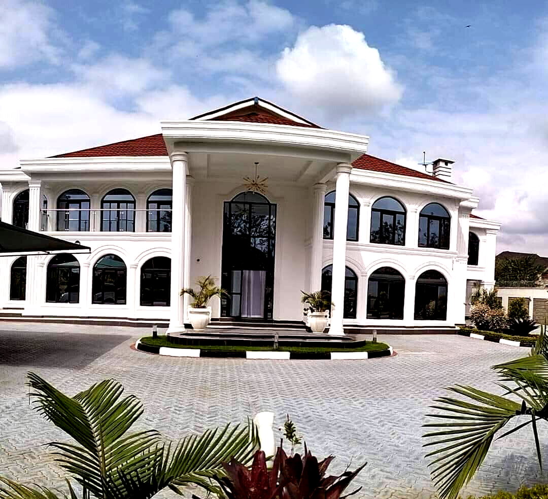 7-Ensuite Whitehouse Villa with Gym & Boardroom – Karen