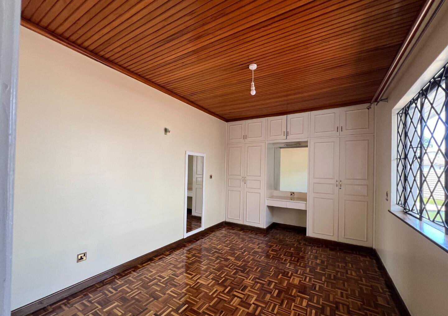4-Bed Townhouse with DSQ in Private 8-Unit Compound - Brookside