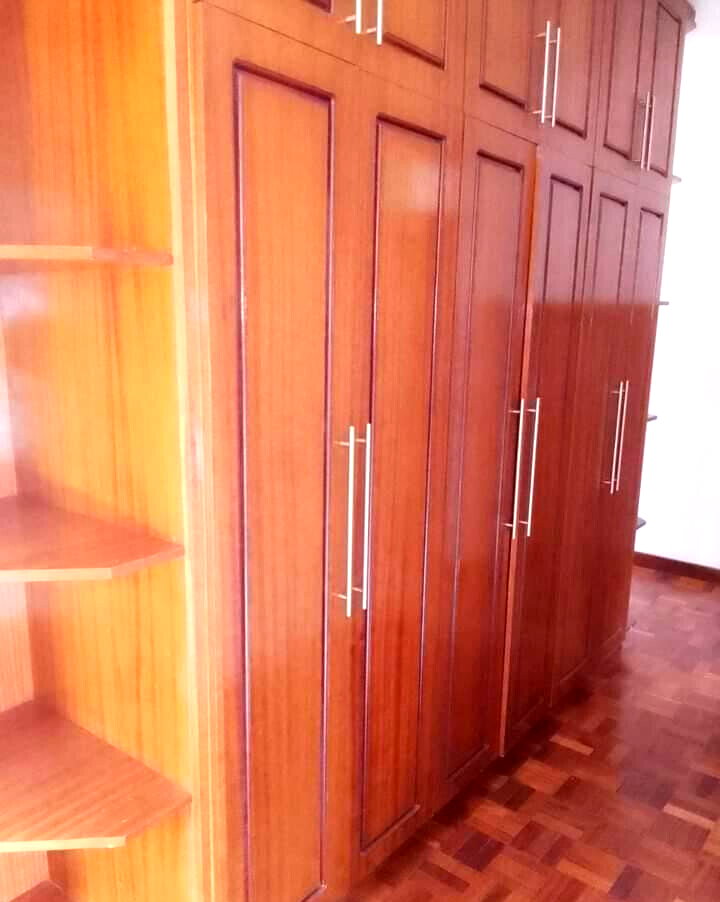 5-Bed Townhouse with Sunken Lounge & Fireplace - Lavington