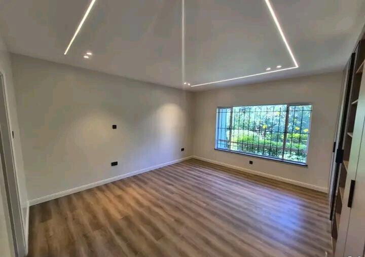 1-Acre Mansion with Garden