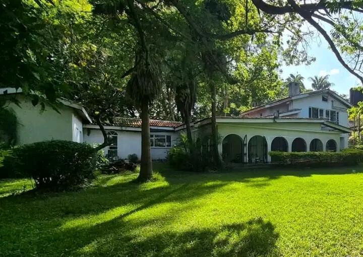 1-Acre Mansion with Garden